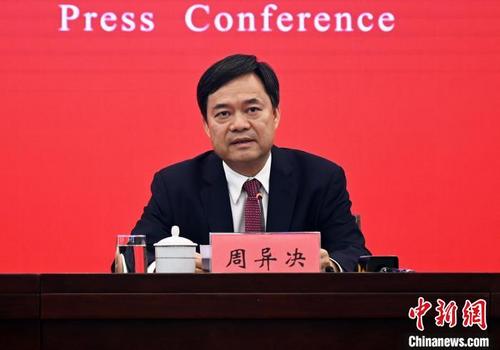 中国侨网图为中共百色市委书记周异决介绍相关情况。 杨志雄 摄