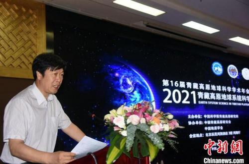 中国侨网陈发虎院士在年会开幕式上致辞。 孙自法 摄
