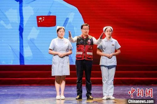 中国侨网7月7日,通用技术集团援鄂护士梅定(左)等讲述《勇敢逆行》。 通用技术集团供图