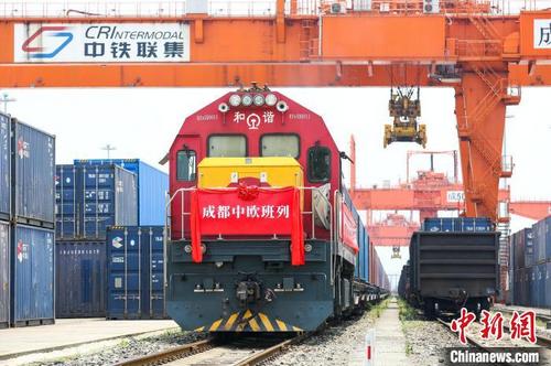 中国侨网满载集装箱的中欧班列从成都国际铁路港驶出。　白桂斌　摄