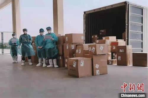 中国侨网5月2日,江西南昌首票公路运输跨境电商出口海外仓货物通关。(资料图) 赣江新区海关供图