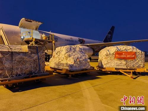 中国侨网浙江金华义乌至菲律宾马尼拉的国际货运航线。 王益兰 摄