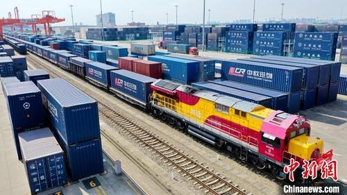 中国侨网一列满载着冰箱、液晶电视组件等智能家用电器产品的专列从成都国际铁路港内缓缓鸣笛驶出。 成都国际铁路港供图