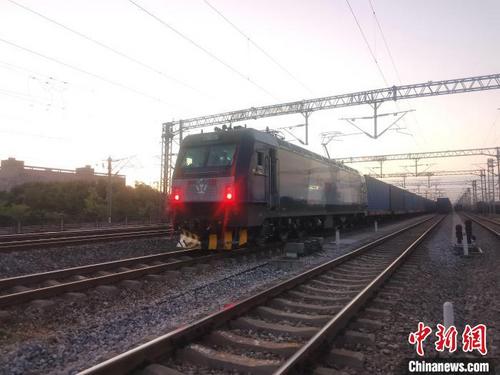 中国侨网中欧班列(武汉)开出今年第100列,驶往德国杜伊斯堡 肖一鸣 摄