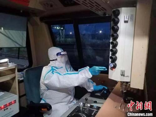 中国侨网出国司机在作业中。　杨琪　摄
