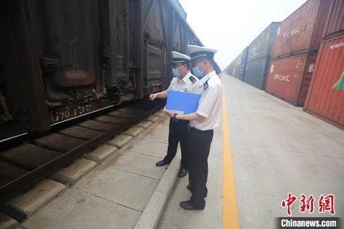 中国侨网海关关员对出口货物进行核查。(资料图) 胡耀杰 摄
