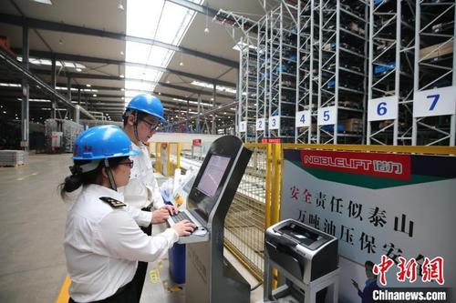 中国侨网湖州海关工作人员在企业进行指导。谢颖 摄