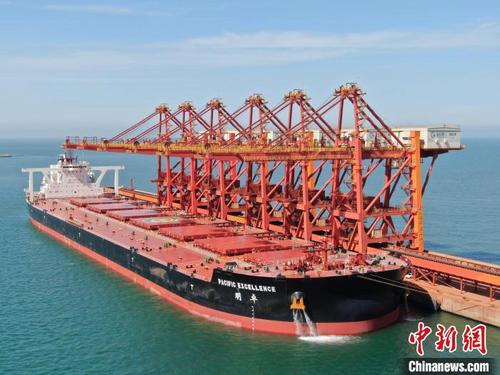 中国侨网今年上半年，烟台港完成货物吞吐量1.83亿吨，同比增长8.8%。　烟台港供图