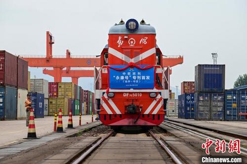 中国侨网中国首趟中欧班列五金专列从金华南站鸣笛启程。 胡肖飞 摄