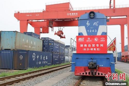 中国侨网8月26日下午，中欧班列(长沙)首列湖南自贸专列从长沙国际铁路港出发。　朱微　摄