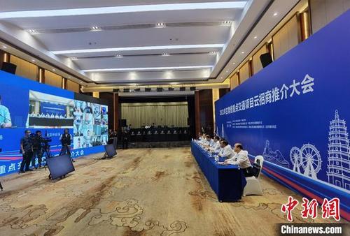 中国侨网8月26日下午,2021年甘肃省重点交通项目云招商推介大会在兰州、北京线上同步举行。 冯志军 摄