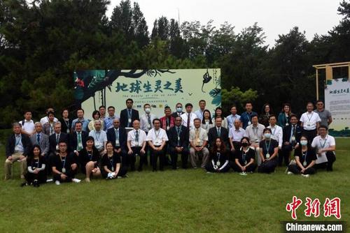 中国侨网参加科普展开幕活动的中外来宾合影。 中新社记者 孙自法 摄