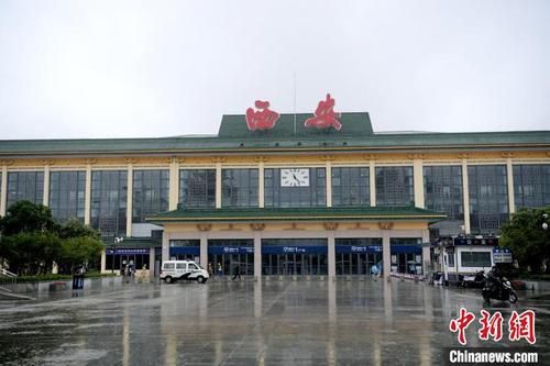 中国侨网图为西安火车站外。　张远　摄