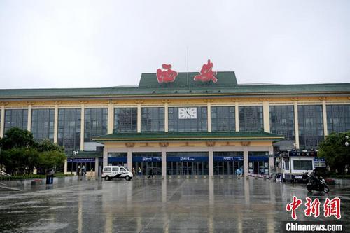 中国侨网图为西安火车站外。 张远 摄