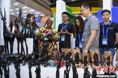 中国侨网第一届中国-非洲经贸博览会上，各种造型的非洲手工艺品吸引参观者驻足。（资料图）　杨华峰　摄