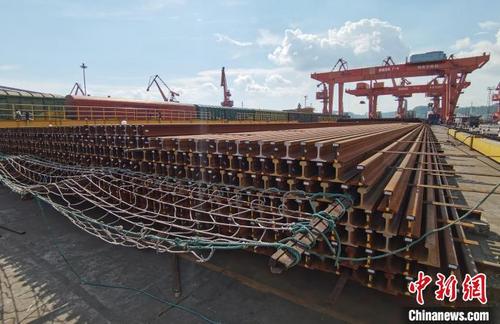 中国侨网图为已切割好的钢轨堆放在码头等候运输。　翟李强　摄
