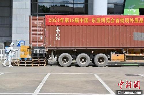 中国侨网图为货物运抵现场　俞靖　摄