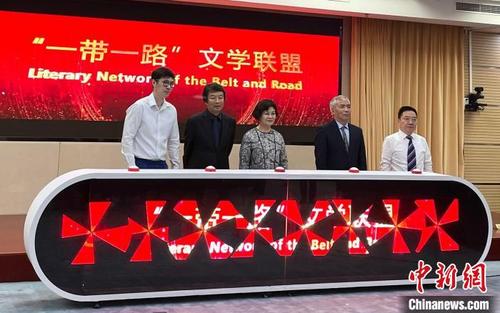 中国侨网“一带一路”文学联盟正式成立　高凯　摄