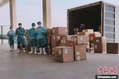 中国侨网5月2日,江西南昌首票公路运输跨境电商出口海外仓货物通关。(资料图) 赣江新区海关供图