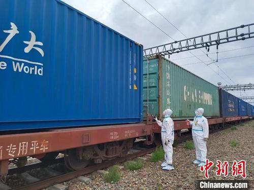 中国侨网阿拉山口海关工作人员进行班列查验。 博州融媒体中心供图