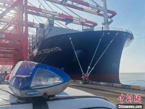 中国侨网中法两国“一带一路”合作项目的首建船“达飞赛佛”轮今日凌晨首靠洋山港。　魏军　摄