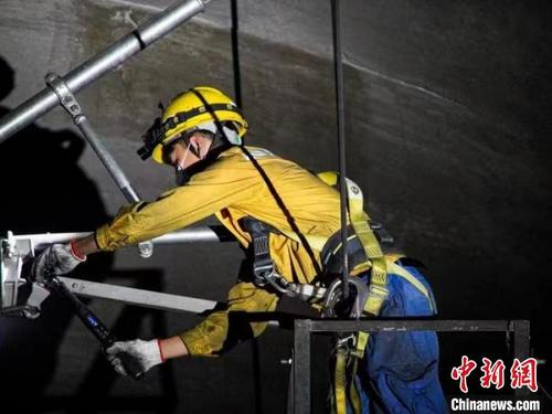 中国侨网图为铁路工人对中老铁路玉溪至磨憨段接触网平推进行验收作业。　樊儒　摄