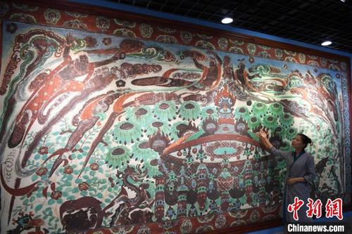 中国侨网2018年8月，在敦煌举行的“丝路美地·敦煌”展再现了大幅高保真复制壁画、洞窟等。（资料图）　杨艳敏　摄