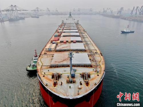 中国侨网今年以来，山东港口烟台港累计完成52个航次的中非班轮发运。（资料图）　张超　摄