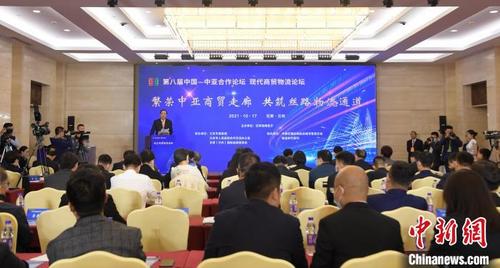 中国侨网10月17日,现代商贸物流论坛在兰州于第八届中国—中亚合作论坛举办期间拉开帷幕。 李扬 摄