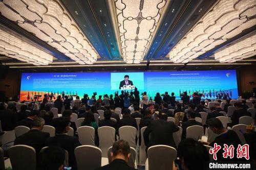 中国侨网《“一带一路”绿色能源合作青岛倡议》在第二届“一带一路”能源部长会议上发布。　胡耀杰　摄