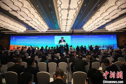 中国侨网《“一带一路”绿色能源合作青岛倡议》在第二届“一带一路”能源部长会议上发布。 胡耀杰 摄