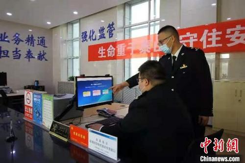 中国侨网兰州海关所属天水海关“线上”验核,30吨鲜苹果顺利出口“一带一路”沿线国家。 赵南启 摄
