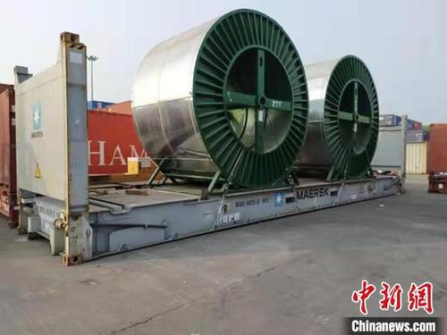 中国侨网在外港码头堆场等待装箱出运的相关设备。 崔晓颖 摄