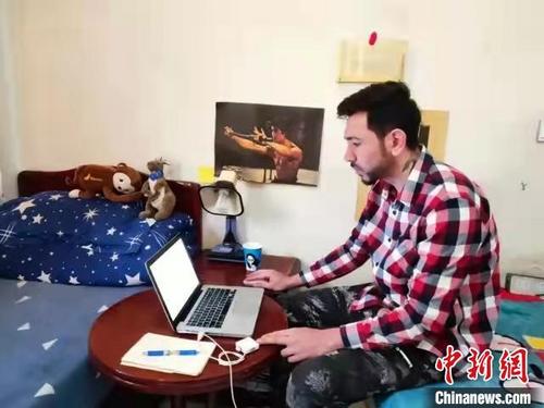 中国侨网近日,由于新冠肺炎疫情未能返校的兰州石化职业技术大学留学生给母校寄来书信,表达关心与支持之情。 兰州石化职业技术大学供图