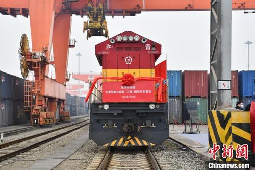 中国侨网一列中老铁路（成渝—万象）国际班列从成都国际铁路港始发。　张浪　摄