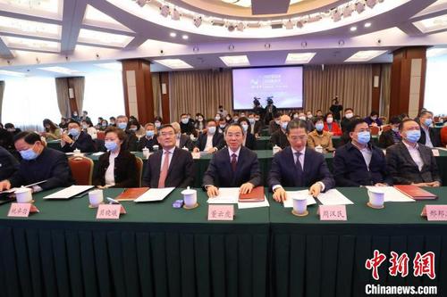 中国侨网以“共克时艰谋发展，合作共赢创未来”为主题的中国企业走进“一带一路”研讨会15日在上海举办。　金松　摄