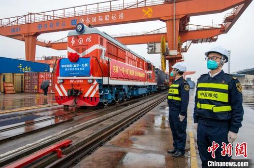 中国侨网中老铁路（金华—万象）国际货运列车首发。　胡肖飞　摄
