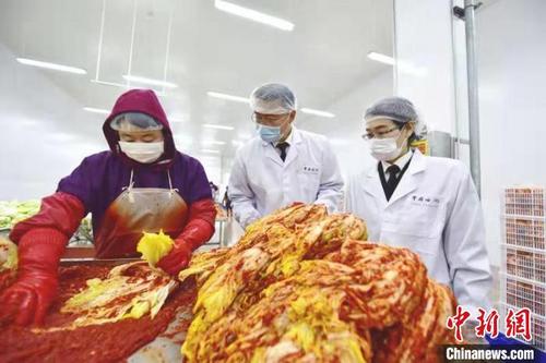 中国侨网资料图:海关关员在企业调研农产品加工出口情况 陈星华 摄