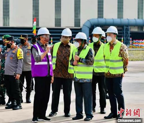 中国侨网图为2021年12月27日，佐科视察德龙工业园。　印尼德龙工业园 供图