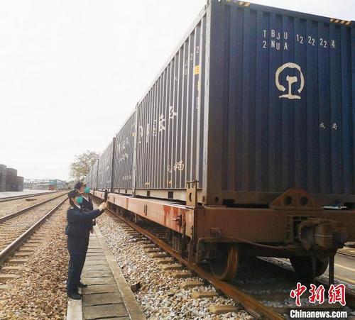 中国侨网东莞发运今年首班直达中亚班列。 黄埔海关 供图