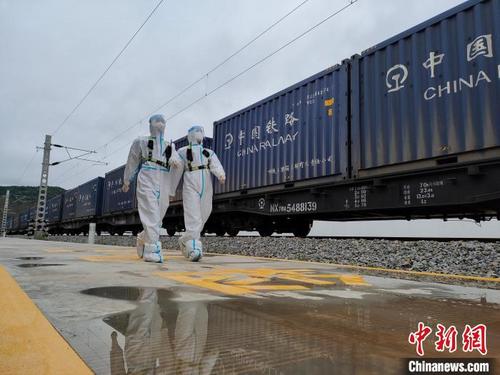 中国侨网图为执勤民警对列车进行查验。 磨憨边检站供图
