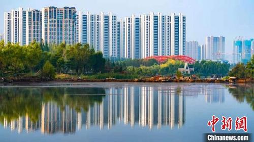 中国侨网图为兰州新区的“湖景房”。(资料图) 丁凯 摄