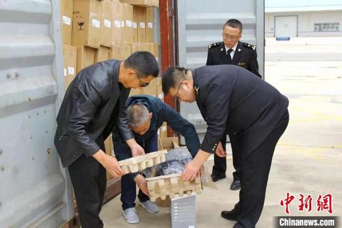 中国侨网图为兰州海关工作人员对出口货物进行检疫监管。(资料图) 兰州海关供图
