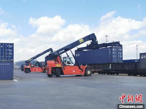 中国侨网图为中老铁路国际货物列车起点站昆明市王家营集装箱货场，装卸叉车正在作业。　谢一可　摄