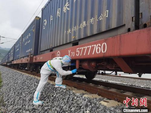 中国侨网图为民警对列车进行查验。 磨憨边检站供图