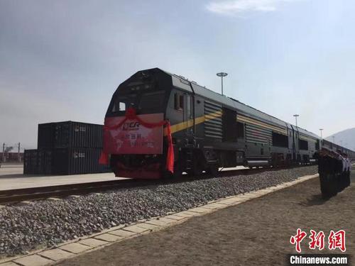 中国侨网图为青海西宁开通的中欧班列。(资料图) 孙睿 摄