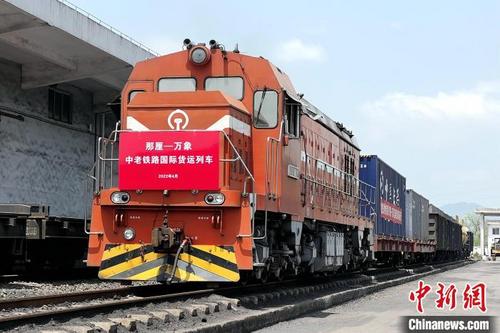 中国侨网图为中老铁路国际货运列车整装待发。　谭媛元　摄