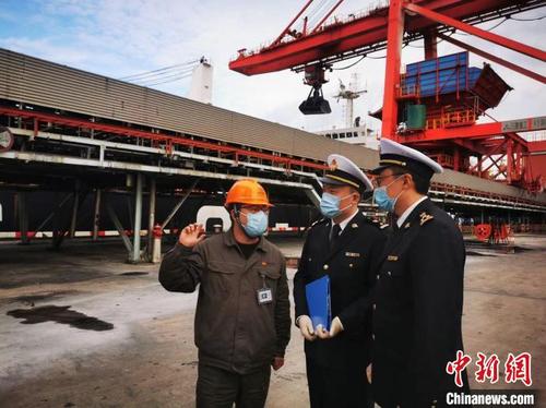 中国侨网宁波海关关员开展现场监管。 张珂 摄