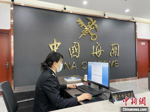 中国侨网图为西宁海关工作人员办理业务。　孙睿　摄
