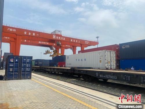 中国侨网粤港澳大湾区首列“中老泰”国际冷链班列顺利开行 广铁集团 供图